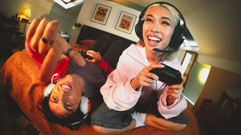 LS_JBL_Quantum_250_Lifestyle-Image_Mic_Black_16x9