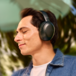 01.LS_JBL_Tour One M3_Lifestyle Image_Black_Sound_16x9