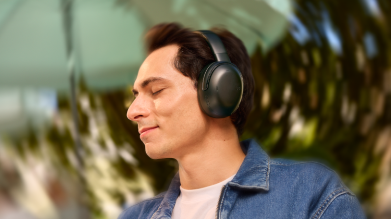 01.LS_JBL_Tour One M3_Lifestyle Image_Black_Sound_16x9