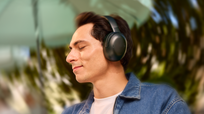 01.LS_JBL_Tour One M3_Lifestyle Image_Black_Sound_16x9