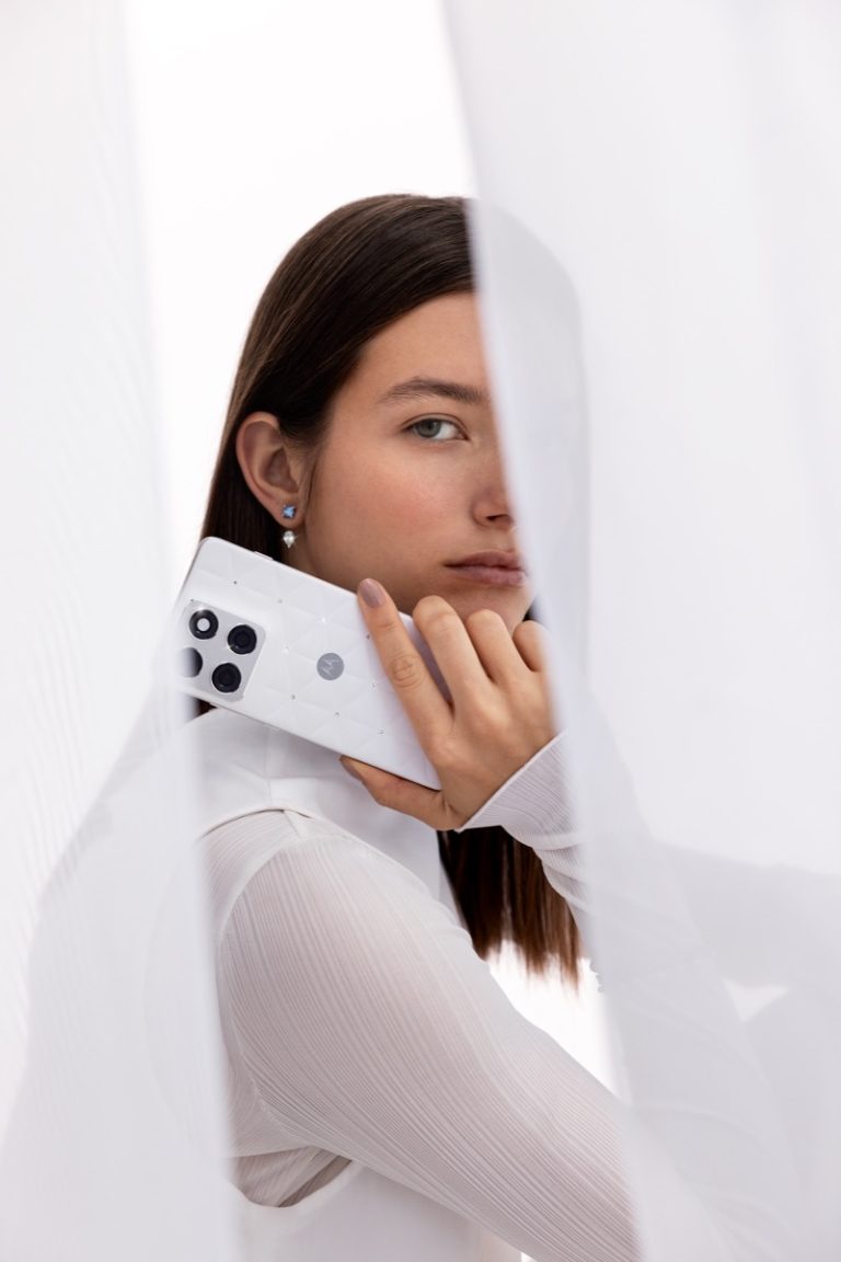 motorola_edge_70_pantone_cloud_dancer_3