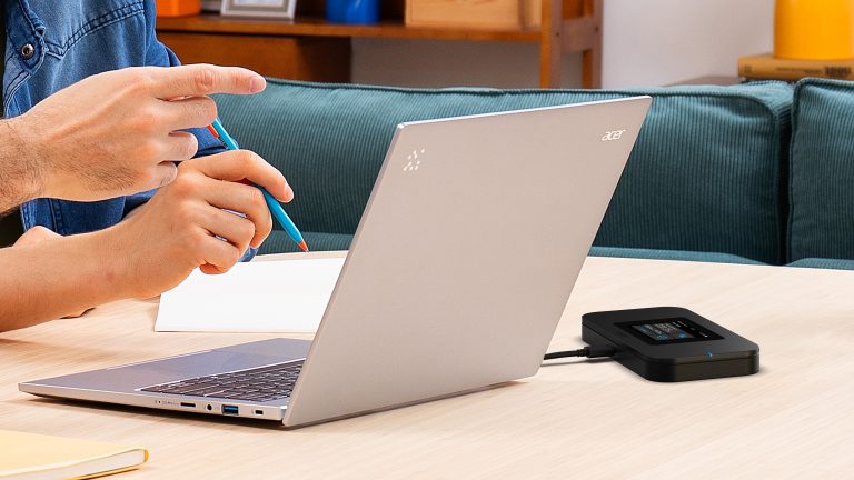 Acer Connect M4D 5G Hybrid Mi-Fi-Lifestyle-01