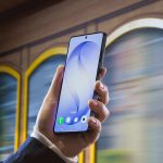 015-lifesytle-galaxy-s26ultra-cobaltviolet-privacy-display-partial-trambooth